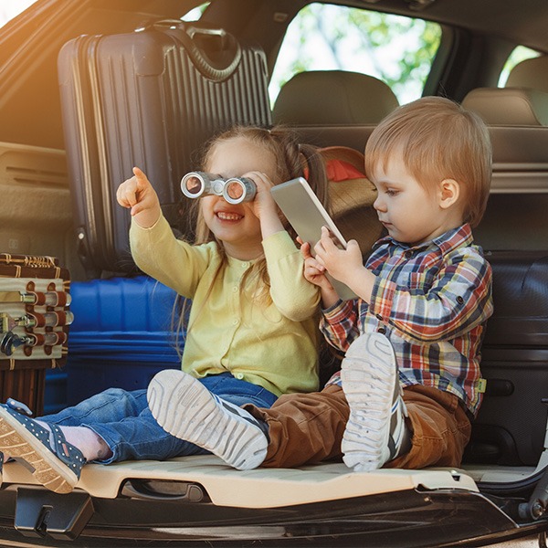 Jak spakować dziecięcy plecaczek, by w podróży było radośnie?