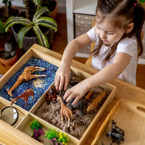 Jak zabawy sensoryczne wpływają na rozwój dziecka?