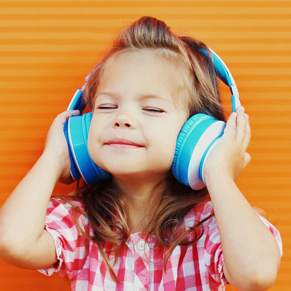 Muzyka w życiu dziecka. Jaką warto puszczać dzieciom, aby dobrze się rozwijały? 